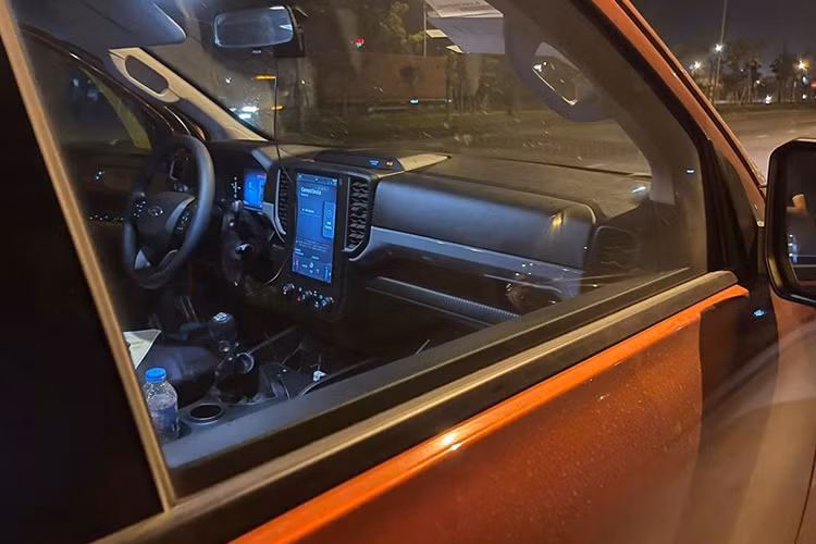 Điểm gây chú ý nhất trên chiếc xe này chính là màn hình giải trí 12 inch đặt dọc, bảng đồng hồ kỹ thuật số 8 inch sau vô lăng...