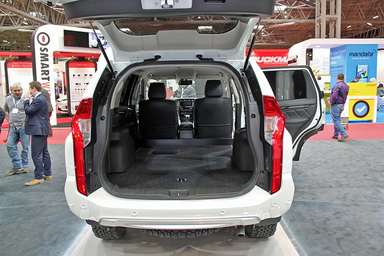 Với kích thước như trên, khoang hành lý rộng rãi của Mitsubishi Pajero Sport Commercial có trọng tải tối đa 605 kg và khả năng kéo hàng hóa nặng 3.100 kg. Ngoài ra, khoang hành lý của mẫu SUV 2 chỗ này còn có thể tích 1.488 lít. Bên dưới nắp capô của Pajero Sport Commercial là khối động cơ diesel 4 xi-lanh, tăng áp, dung tích 2,4 lít.