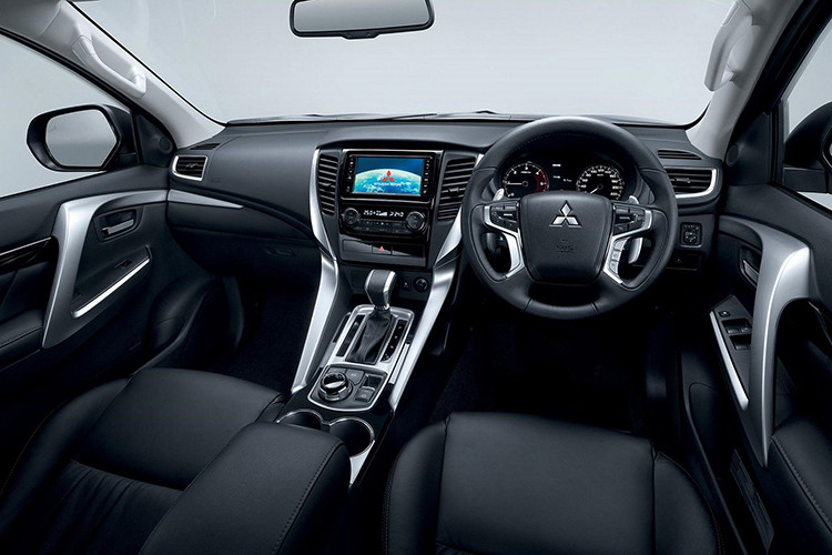 Bên trong Mitsubishi Pajero Sport Commercial, người lái sẽ được chào đón bằng hàng loạt trang bị tiện nghi như ghế bọc da, ghế trước chỉnh điện, sưởi ấm, điều hòa tự động 2 vùng, mở cửa không cần chìa khóa, khởi động máy bằng nút bấm cũng như hệ thống âm thanh Mitsubishi Power Sound System với loa tweet bổ sung và âm-ly 510 W.