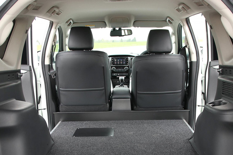 Để đảm bảo an toàn cho người dùng, hãng xe Mitsubishi đã đưa những tính năng như kiểm soát hành trinh thích ứng, giảm thiểu va chạm phía trước, cảnh báo điểm mù, camera 360 độ, cảm biến đỗ xe phía sau và giảm thiểu tăng tốc đột ngột ngoài ý muốn vào phiên bản 2 chỗ của Pajero Sport.