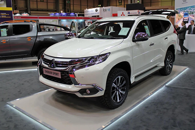 Tại thị trường Anh quốc, có nhiều khách hàng muốn mua xe SUV Mitsubishi Pajero Sport mà không cần đến 2 hàng ghế sau. Để đáp ứng điều này, hãng Mitsubishi đã vén màn phiên bản 2 chỗ mới của dòng SUV cỡ trung này trong triển lãm xe thương mại Commercial Vehicle Show 2018 diễn ra vào tháng 4 năm ngoái.