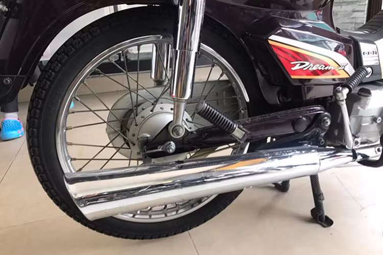 Cây pô của chiếc Dream II Thái Lan này mang mã hiệu 1985, thay vì 2543 như những series sản xuất sau này. Theo những dân chơi xe Dream lâu năm, loại pô 1985 cho tiếng nổ nhỏ nhưng tiếng hồi ấm hơn, trong khi pô 2543 to và đanh hơn.