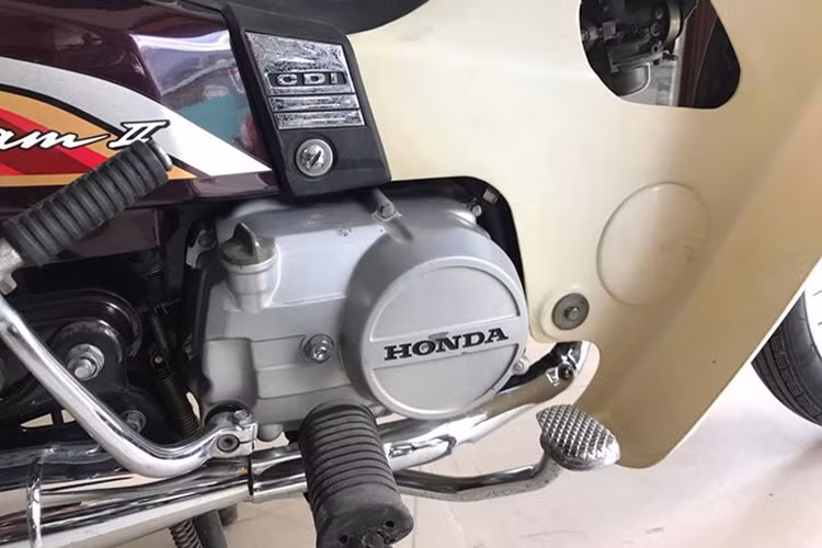 Khối động cơ 1 xi-lanh, 4 kỳ SOHC của Honda Dream có kết cấu đơn giản, dễ sửa chữa và cực kỳ bền bỉ, với dung tích thực 97 cc, đạt công suất tối đa 8 mã lực và mô-men xoắn cực đại 8,1 Nm. Xe được trang bị hộp số vòng 4 cấp.