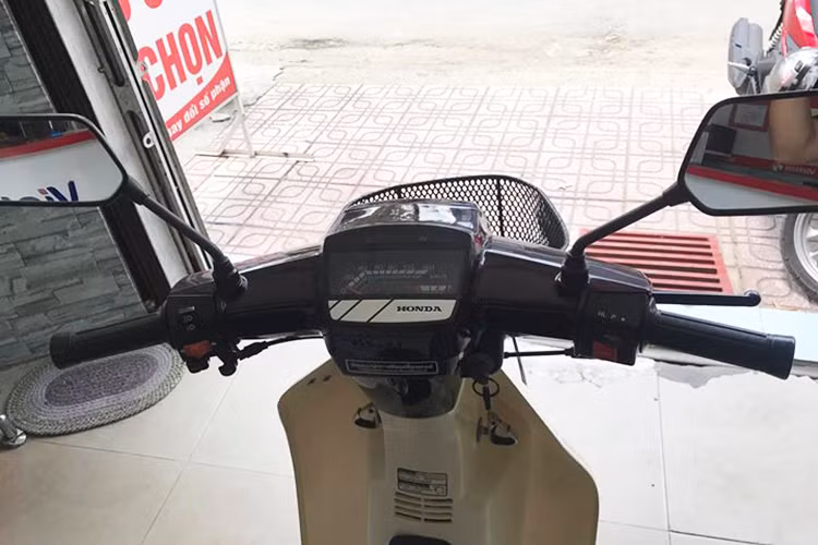 Tới đầu thập niên 90, Honda mới tung ra phiên bản Dream II "tem hồng" có thêm bộ đề. Những chiếc Dream này được nhập về Việt Nam vào khoảng năm 1992-1993. Vào khoảng những năm 95, những chiếc Dream Thái "tem lửa" nhập nguyên chiếc bắt đầu thay thế cho Dream "tem hồng". Những chiếc xe này còn xuất hiện tại các cửa hàng bán xe nhập khẩu cho tới hết năm 2002.