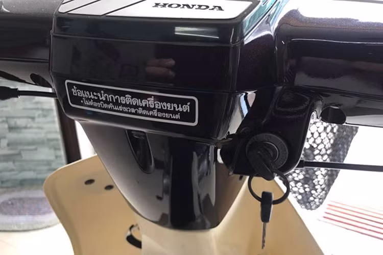 Do được chủ nhân đi ít và được dán nilon cẩn thận nên dàn nhựa của xe vẫn như mới. Chỉ có khu vực cạnh nút đề đã bị bạc màu do người dùng phải nhấn ngón cái. Ở phần đầu xe, các chi tiết vẫn còn nguyên tem Thái ổ khóa của chiếc xe vẫn được chủ nhân giữ gìn với hai chìa khoá theo xe.