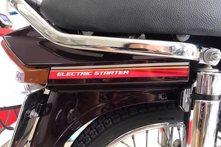 Từng chi tiết kim loại trên xe vẫn còn giữ được ánh sáng lấp lánh, không bị xỉn màu theo thời gian như những xe hoạt động nhiều. Thậm chí ở một vài nơi, dấu vành đánh giáp lai giữa các chi tiết bắt ốc cũng còn nguyên, chứng tỏ những bộ phận này chưa từng bị "đụng chạm".