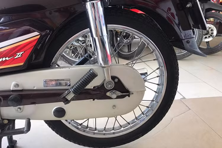 Hộp xích, giảm sóc sau và gác để chân... cho đến từng con ốc đều mang nét nguyên bản hiếm có của dòng Dream II Thái Lan huyền thoại. Hầu như các chi tiết trên xe chỉ xước nhỏ do người chơi dắt ra vào để lau chùi. Thậm chí tem nguyên bản trên cốp hướng dẫn vẫn còn nguyên.