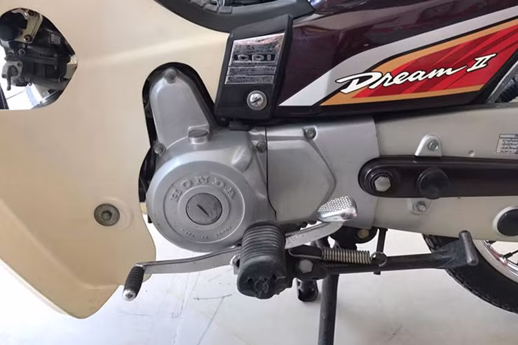 Bên dưới gầm xe, thân máy và cần khởi động của chiếc xe này cũng hoàn toàn sạch sẽ. Nó không hề dính bùn đất hay dầu mỡ, cho thấy rằng chiếc Dream này đã không được sử dụng và chỉ nằm "đắp chiếu".