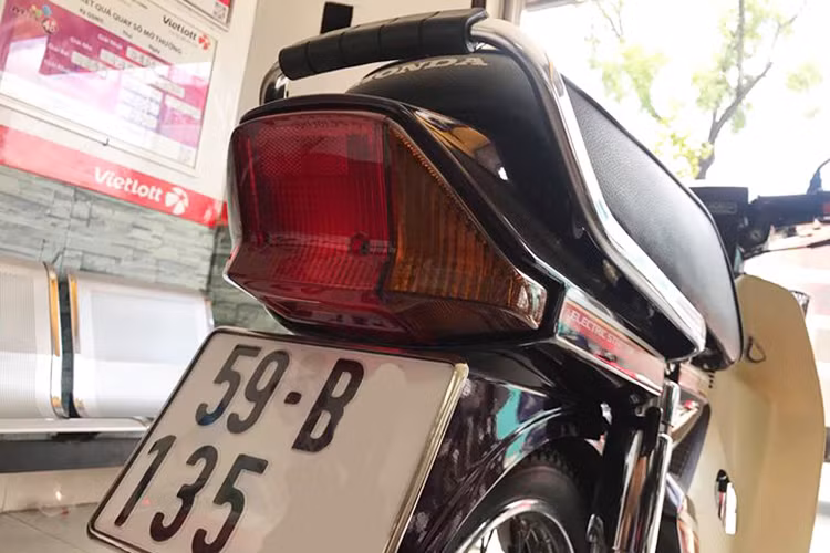 Ngoài yên xe, phần đèn hậu và tay xách thâm chí là miếng lót cao su của chiếc xe vẫn còn trong tình trạng nguyên bản, thậm chí là còn mới. Chiếc xe Dream II này hiện đã được chủ xe mới đăng ký lại nên hiện tại nó sở hữu biển kiểm soát mới với 5 số đuôi là 13579 - khá độc và đẹp.