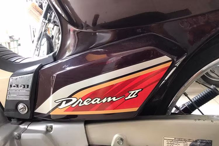 Dù đã được nhập vào Việt Nam từ rất lâu nhưng chiếc xe vẫn được giữ trong tình trạng như mới. Xe còn đủ theo các phụ kiện như gương chiếu hậu, giỏ phía trước mà dân chơi xe máy Honda thời điêmr thập niên 90 vẫn thường hay hay tếu táo gọi với câu "xế nổ 2 xẻng 1 sọt".