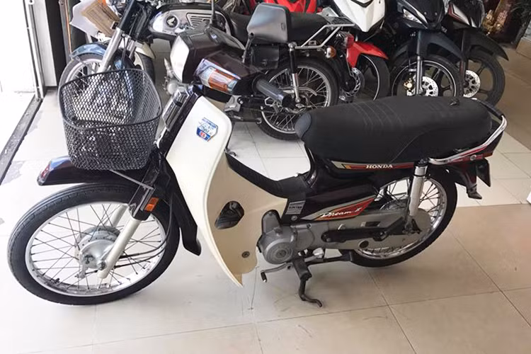 Vào năm 1985, mẫu xe máy Honda Dream II đã được sản xuất lần đầu tại Thái Lan với động cơ 100 cc mang mã hiệu HA05E. Tại Nhật, dòng xe này có tên gọi Super Cub 100EX, trong khi đó ở Malaysia, chiếc xe được gọi là EX5, Indonesia là Astrea Prima và Việt Nam là Super Dream.
