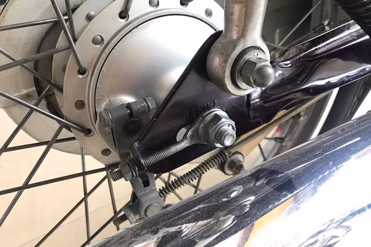 Trên ốc phuộc sau của chiếc xe vẫn còn nguyên bản, chứng tỏ nó chưa từng được tháo phuộc ra để sửa chữa. Tương tự, xích sau vẫn chưa tăng một lần nào. Hệ thống phanh cơ của chiếc xe cũng chưa được chủ nhân tăng lên, moay-ơ sau vẫn còn nguyên lớp mạ của nhà sản xuất.