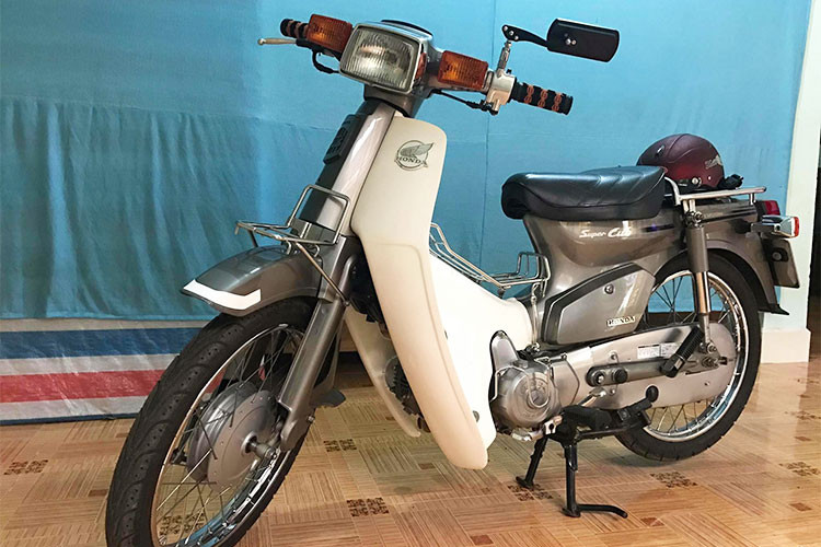 Đối với người Việt Nam, các dòng xe Honda Super Cub đã trở nên quá quen thuộc với đầy đủ các thế hệ đã được du nhập vào từ rất lâu. Trong đó, những chiếc Honda Super Cub C70, hay còn được người dân gọi là xe máy Honda Cub 82 chiếm một số lượng không nhỏ ở khoảng thập niên 90.