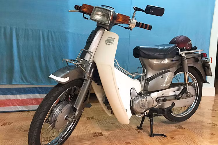 Đối với người Việt Nam, các dòng xe Honda Super Cub đã trở nên quá quen thuộc với đầy đủ các thế hệ đã được du nhập vào từ rất lâu. Trong đó, những chiếc Honda Super Cub C70, hay còn được người dân gọi là xe máy Honda Cub 82 chiếm một số lượng không nhỏ ở khoảng thập niên 90.