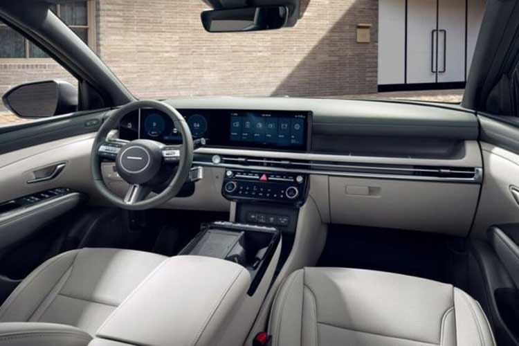 Chạy theo xu hướng thiết kế mới, Hyundai Tucson cũng được trang bị cụm màn hình đôi phía trong khoang cabin, bao gồm đồng hồ lái kỹ thuật số màn hình giải trí trung tâm cùng có kích thước 12,3 inch. Vô lăng ba chấu được làm thanh mảnh hơn, tích hợp cụm phím bấm chức năng. 