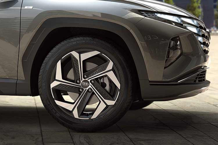 Hyundai chưa công bố chính thức động cơ của mẫu xe SUV Tucson 2024, tuy nhiên công nghệ điện hóa là ứng viên sáng giá nhất có thể xuất hiện. Đây lại là một bất ngờ khác xoay quanh Tucson, vì các lựa chọn truyền động sẵn có của dòng tên này vốn khá đa dạng.