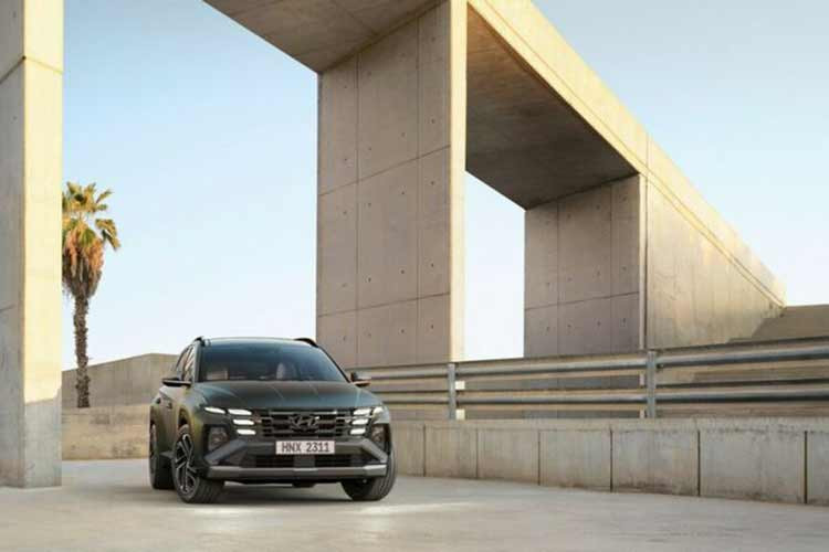 Giá xe Hyundai Tucson 2024 cho thị trường Hàn Quốc chưa công bố, xe sẽ có 2 màu mới là Fine Green Matte và Ultimate Red metallic. Nhà sản xuất Hàn Quốc cũng hé lộ nội thất 3 tông màu mới gồm xanh lá cây, đen và xám.