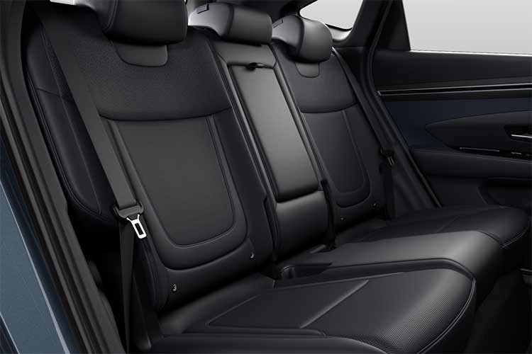 Cần số truyền thống bị loại bỏ, thay thế bằng lẫy chuyển số đặt phía sau vô lăng. Cụm điều khiển trung tâm nằm ngay phía dưới cửa gió điều hòa, bao gồm các nút chức năng chỉnh điều hòa, hệ thống âm thanh và ghế ngồi. Bệ tì tay trung tâm có diện tích khá lớn, tích hợp ngăn chứa đồ, sạc điện thoại không dây và khay đựng cốc.