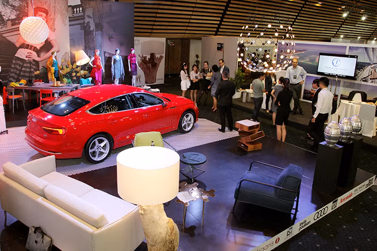 Ngoại thất của xe Audi A5 Sportback mới trưng bày trong triển lãm Phong cách sống châu Âu mang lại cái nhìn vừa mạnh mẽ vừa lịch lãm và hài hòa với thiết kế khí động học tinh tế, phong cách thể thao hơn. Dựa trên cơ sở nền tảng khung sàn của A4, A5 Sportback luôn được coi là phiên bản coupe 5 cửa (4 cửa bên, 1 cửa sau) của dòng sedan A4.