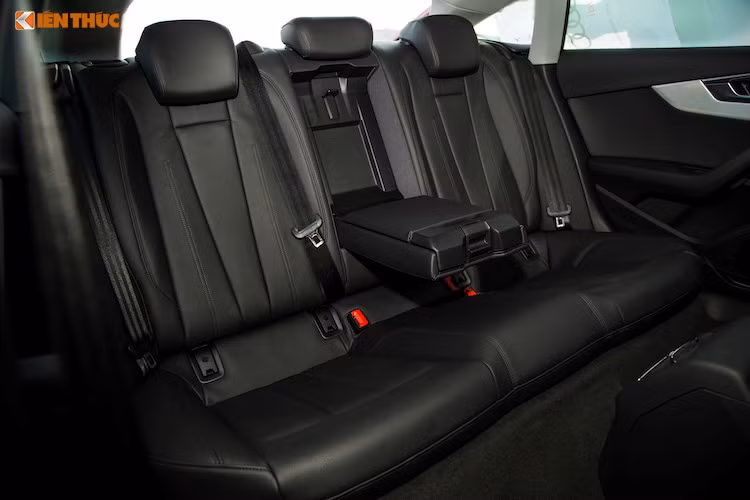 Nhờ có trục cơ sở dài 2824 mm thay vì chỉ 2764 mm như Audi A5 coupe, A5 Sportback có hàng ghế sau rộng rãi hơn. Nếu so với thế hệ trước, hành khách phía sau có khoang để chân rộng hơn 24 mm và toàn bộ chiều dài cabin tăng thêm 17 mm. Thêm tiền, khách hàng sẽ có hệ thống giải trí cho hàng ghế sau với máy tính bảng có màn hình cảm ứng 10,1 inch chạy Android bộ nhớ trong 32GB, sử dụng chip Tegra 40.