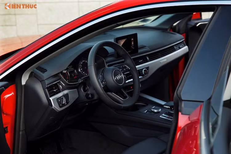 Với các kích thước lớn hơn, không gian nội thất trên A5 Sportback mới đã được mở rộng với chiều dài tăng thêm 17 mm. Khoang vai cũng được gia tăng cho cả người điều khiển (9 mm) và cả hành khách phía trước (11 mm). Bảng táp-lô của A5 Sportback cũng có thiết kế không đổi so với A4, với thiết kế tối giản thanh lịch.