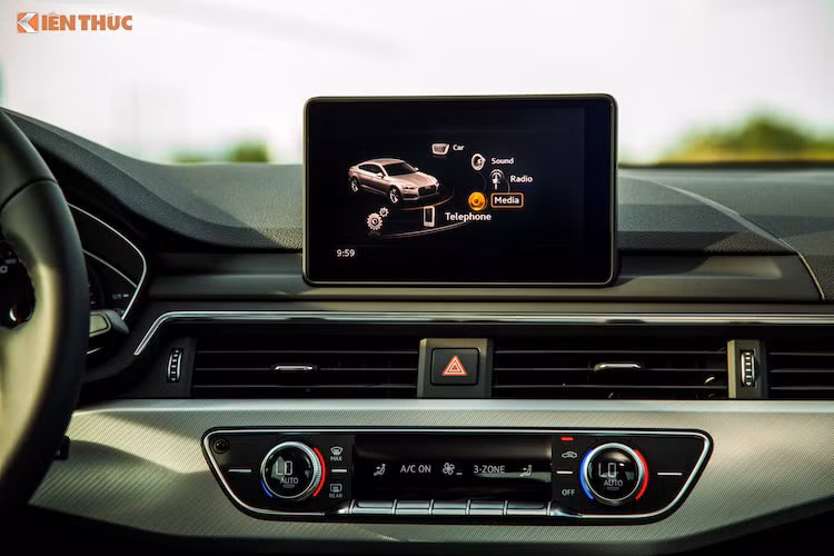 Nằm trên bảng táp-lô của xe là hệ thống thông tin giải trí MMI thế hệ mới của Audi với màn hình 7 inch, kết nối smartphone qua Apple Carplay/Android Auto, USB, Bluetooth... A5 Sportback cũng được trang bị sẵn hệ thống đèn LED nội thất điều chỉnh 30 màu theo tâm trạng. Một số tùy chọn khác gồm cửa sổ trời panorama, dàn âm thanh 3D Bang &amp; Olufsen với 19 loa cho công suất 755 watt...