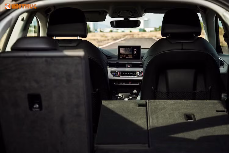 Thể tích khoang hành lý của mẫu xe sang mới A5 nhà Audi là 480 lít - lớn nhất trong phân khúc. Hàng ghế sau của xe có khả năng gập 40/20/40 và khi gập lại có thể mở rộng khoang hành lý lên tới 1300 lít. Audi cũng cung cấp tùy chọn điều khiển cảm biến cho nắp cốp vốn chỉ được trang bị tiêu chuẩn điều chỉnh điện cho chiếc coupe 5 cửa.