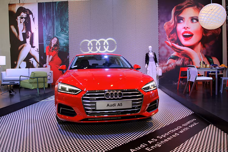 Dù có kích cỡ lớn hơn nhưng A5 Sportback 2017 lại nhẹ hơn phiên bản tiền nhiệm 220 kg, với trọng lượng không tải chỉ 1.470 kg. Phiên bản A5 2.0 TFSI quattro bán tại Việt Nam được nhập nguyên chiếc chính hãng, kèm chế độ bảo hành 3 năm không giới hạn số km. Mức giá của xe không được Audi tại Việt Nam công bố chính thức nhưng theo khảo giá tại các đại lý, A5 Sportback có giá 2,33 tỷ đồng.