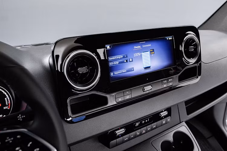 Nhờ đó, phiên bản thuần điện của mẫu xe Van huyền thoại nhà Mercedes-Benz có một phạm vi hoạt động phù hợp hơn trong thực tế và có thể sử dụng trong nhiều trường hợp hơn, bao gồm cả khả năng biến thành xe cắm trại chuyên dụng.