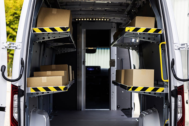 Với pin 113 kWh, mẫu xe van Mercedes-Benz eSprinter 2024 thuần điện này có phạm vi hoạt động lên tới 500 km trong một lần sạc. eSprinter 2024 có thể sạc với công suất lên tới 115 kW, cũng không hẳn là ấn tượng lắm cho một chiếc ô tô điện ra mắt vào năm 2023.