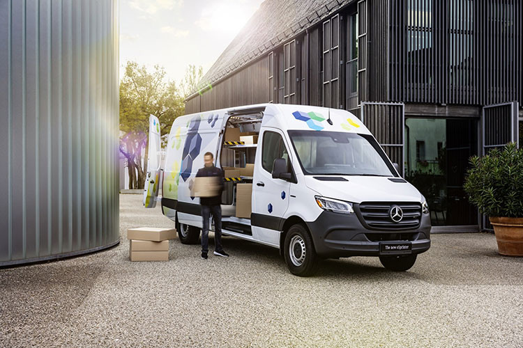 Tại Việt Nam, Mercedes-Benz Sprinter vốn là mẫu xe chở khách nổi tiếng. Đây cũng là mẫu xe duy nhất trong hệ sinh thái Mercedes-Benz mà khách hàng bình dân cũng có thể chạm đến được. Mercedes-Benz Sprinter ở Việt Nam sử dụng động cơ diesel 4 xi-lanh, tăng áp , dung tích 2.0L với 2 thông số là 168 mã lực/400 Nm ở bản thường và 208 mã lực/405 Nm ở bản cao cấp, dùng hộp số tự động 9 cấp.