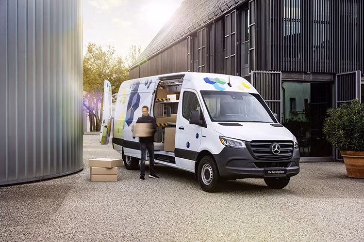 Tại Việt Nam, Mercedes-Benz Sprinter vốn là mẫu xe chở khách nổi tiếng. Đây cũng là mẫu xe duy nhất trong hệ sinh thái Mercedes-Benz mà khách hàng bình dân cũng có thể chạm đến được. Mercedes-Benz Sprinter ở Việt Nam sử dụng động cơ diesel 4 xi-lanh, tăng áp , dung tích 2.0L với 2 thông số là 168 mã lực/400 Nm ở bản thường và 208 mã lực/405 Nm ở bản cao cấp, dùng hộp số tự động 9 cấp.