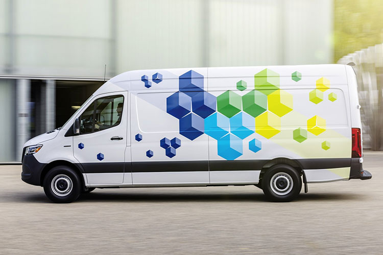 Mercedes-Benz eSprinter 2024 mới được xem là một phiên bản nâng cấp mạnh với phạm vi hoạt động thực sự hiệu quả. Phiên bản đầu tiên được ra mắt vào năm 2019 của Mercedes-Benz eSprinter không thực sự để lại ấn tượng.