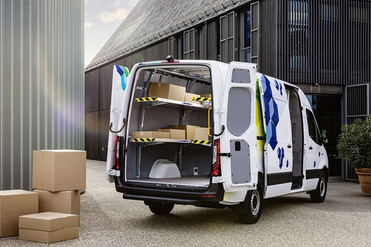 Tải trọng cho phép là 14 mét khối trong khi tổng trọng lượng cho phép của xe lên tới 4,25 tấn. Mercedes-Benz cho biết họ đang đầu tư 50 triệu USD vào các nhà máy ở Charleston, Düsseldorf và Ludwigsfeld để sản xuất phiên bản mới của mẫu xe này.