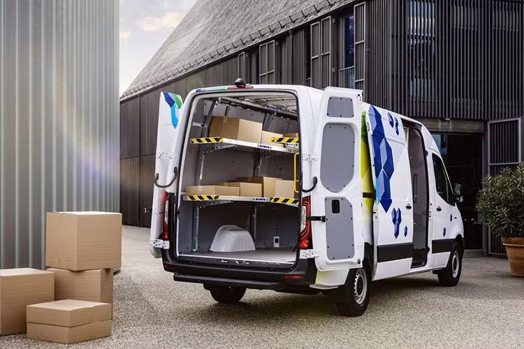 Tải trọng cho phép là 14 mét khối trong khi tổng trọng lượng cho phép của xe lên tới 4,25 tấn. Mercedes-Benz cho biết họ đang đầu tư 50 triệu USD vào các nhà máy ở Charleston, Düsseldorf và Ludwigsfeld để sản xuất phiên bản mới của mẫu xe này.