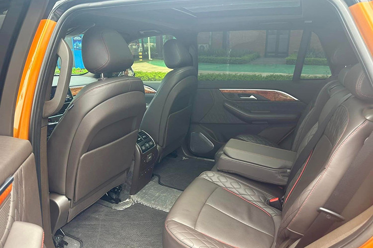 Về tính năng an toàn, VinFast President được trang bị hệ thống hỗ trợ lực phanh khẩn cấp (BA), phân bổ lực phanh điện tử (EBD), cân bằng điện tử (ESC), kiểm soát lực kéo (TCS), hỗ trợ đổ đèo (HDC), chống lật (ROM), cảnh báo điểm mù, cảnh báo lệch làn đường, camera 360...