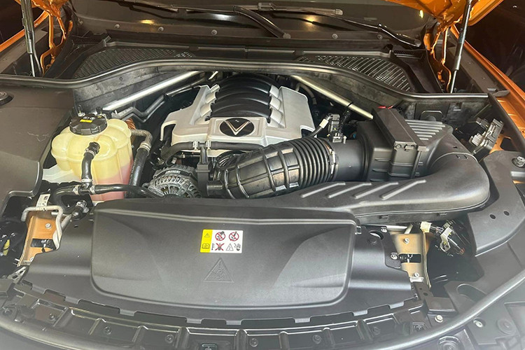 Bên dưới nắp ca-pô, VinFast President được trang bị động cơ V8, dung tích 6.2L sản sinh công suất tối đa 420 mã lực tại 5.600 vòng/phút và mô-men xoắn cực đại đạt 624Nm tại 4.100 vòng/phút. Hộp số là loại tự động 8 cấp, đi kèm hệ dẫn động 4 bánh toàn thời gian.