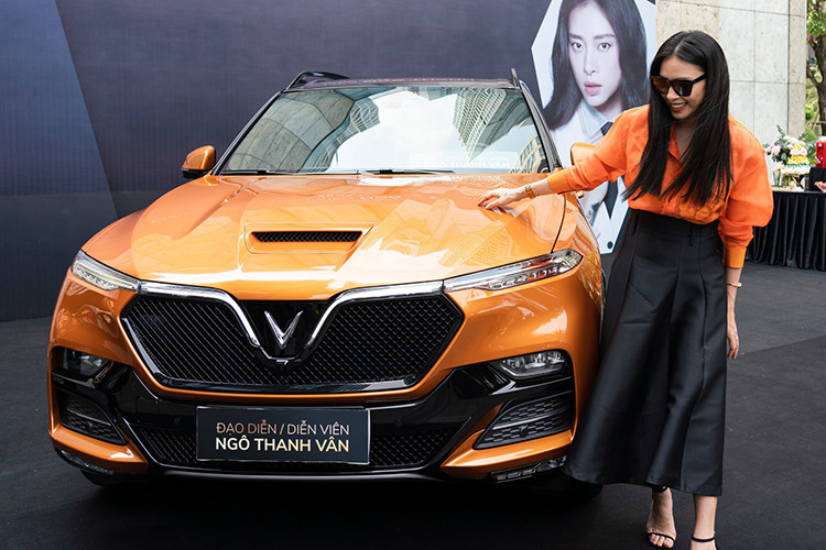 Mới đây, cặp đôi người nổi tiếng Huy Trần và Ngô Thanh Vân đăng bán chiếc VinFast President chủ tịch cũ giá 1,58 tỷ đồng, được mua từ năm 2021. Chiếc xe có màu sơn cam, đã chạy được 25.000 km, nội và ngoại thất nhìn vẫn rất mới.