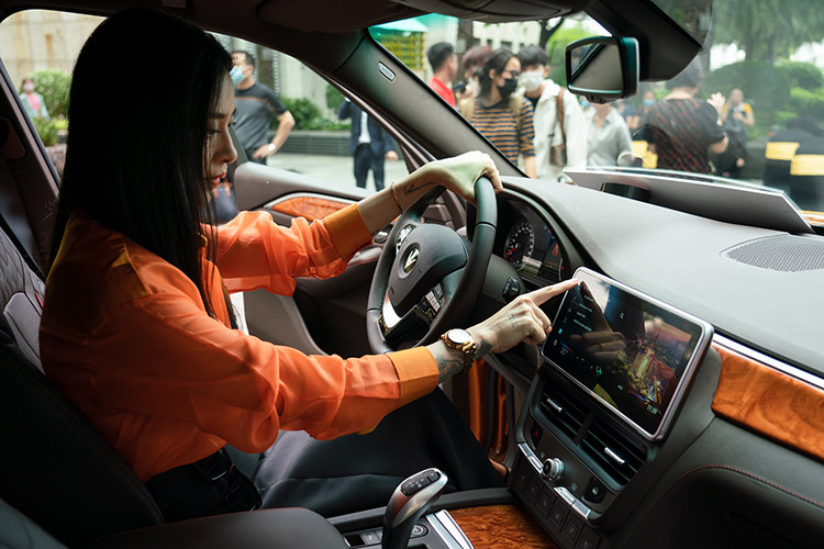 VinFast President được xem là biến thể nâng cấp của Lux SA2.0, sở hữu nhiều trang bị ấn tượng hơn. Nội thất gây ấn tượng với ghế bọc da Nappa, màn hình giải trí 12,3 inch đi kèm hệ thống âm thanh 13 loa.