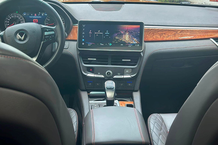 Các trang bị tiện nghi khác của mẫu xe SUV hạng sang này gồm: điều hòa tự động 2 vùng tích hợp hệ thống lọc không khí, cửa sổ trời, sưởi/làm mát/massage trên cả 2 hàng ghế, phanh tay điện tử tích hợp giữ phanh tự động…