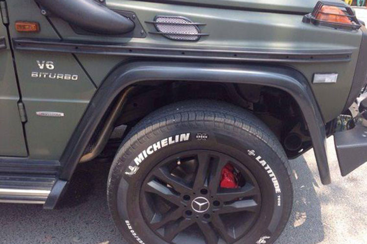 Ngoài màu áo chuẩn xe Mercedes-Benz G-Class của ông Đặng Lê Nguyên Vũ, chiếc xe SUV Mercedes-Benz G300 CDI Professional này còn có thêm bộ la-zăng độ của Brabus có giá tại thời điểm chủ cũ lắp đặt vào năm 2016 là 9.200 USD (khoảng 201 triệu đồng) theo tỷ giá tại thời điểm đó.