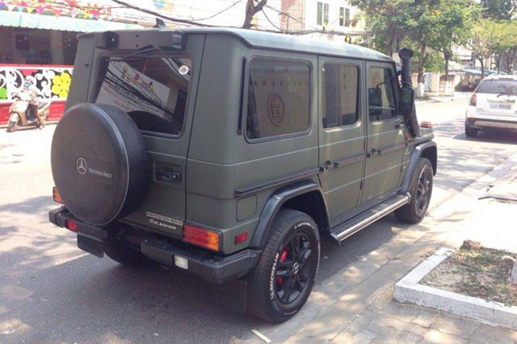 Mercedes-Benz G300 CDI có thể vượt qua mực nước hơn 1 m nhờ gầm cao và ống hút gió nằm bên phải trụ A dốc đứng. Ngoài ra, xe còn được trang bị tính năng an toàn tiêu chuẩn như hệ thống chống bó cứng phanh ABS, phân phối lực phanh điện tử EBD và hỗ trợ lực phanh khẩn cấp BAS.