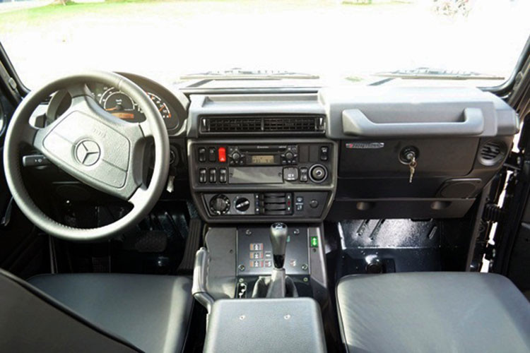 Đi kèm bộ mâm 22 inch của Brabus trên chiếc xe Mercedes-Benz G300 CDI Professional này là lốp của hãng Federal có kích thước 305/45 với 4 bộ lốp có giá 2.400 đô la, tương đương 53 triệu đồng. Cuối cùng là việc thêm các đồ chơi carbon ở trong khoang lái xe.