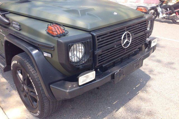 Quá trình sơn đổi màu chiếc xe Mercedes-Benz G300 CDI Professional này do thợ Đà Nẵng thực hiện và tốn khoảng 50 triệu đồng, hiện xe vẫn mang màu xanh quân đội khi được ông Đặng Lê Nguyên Vũ mua về sưu tầm nhưng là màu nhám, không phải bóng như trước và có thêm đường sọc AMG màu trắng bằng đề-can ở hông xe.