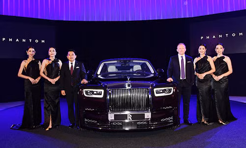 Dòng siêu xe sang Rolls-Royce Phantom 2018 đã lần đầu tiên trình làng tại quê nhà Anh quốc vào tháng 8 năm ngoái. Đến tháng 10/2017, mẫu xe nhà giàu này bất ngờ được đưa tới thị trường Đông Nam Á, cụ thể là Malaysia để ra mắt. Mới đây, nó đã có mặt tại triển lãm ôtô Bangkok motoshow 2018.