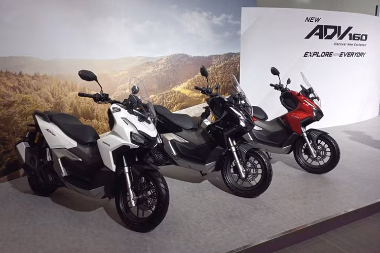 Giá xe Honda ADV 160 2022 tại Malaysia có giá khởi điểm chỉ 36 triệu Rupiah (56 triệu đồng) cho bản CBS, trong khi đó bản ABS cao cấp hơn đi kèm hệ thống kiểm soát lực kéo HSTC sẽ có giá 39,25 triệu Rupiah, tương đương 58 triệu đồng.