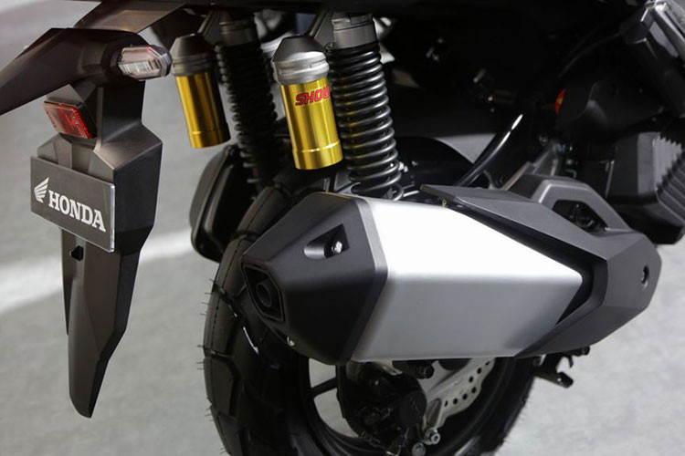 Bên cạnh động cơ mới, Honda ADV 160 còn được bổ sung và nâng cấp một số trang bị như bảng đồng hồ mới, hệ thống kiểm soát lực kéo HSTC, kính chắn gió có thể chỉnh cao thấp, cổng sạc USB và đèn báo dừng khẩn cấp.