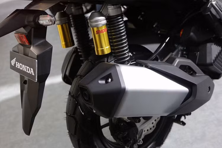 Bên cạnh động cơ mới, Honda ADV 160 còn được bổ sung và nâng cấp một số trang bị như bảng đồng hồ mới, hệ thống kiểm soát lực kéo HSTC, kính chắn gió có thể chỉnh cao thấp, cổng sạc USB và đèn báo dừng khẩn cấp.