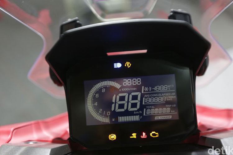 Nâng cấp đáng chú ý nhất của Honda ADV 160 so với ADV 150 chính là xe trang bị động cơ eSP+ 4 van, dung tích 156,9cc, làm mát bằng dung dịch.