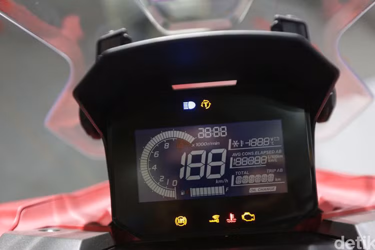 Nâng cấp đáng chú ý nhất của Honda ADV 160 so với ADV 150 chính là xe trang bị động cơ eSP+ 4 van, dung tích 156,9cc, làm mát bằng dung dịch.